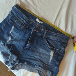 3/$15 ✨ H&M blue denim shorts with frayed ends size 8